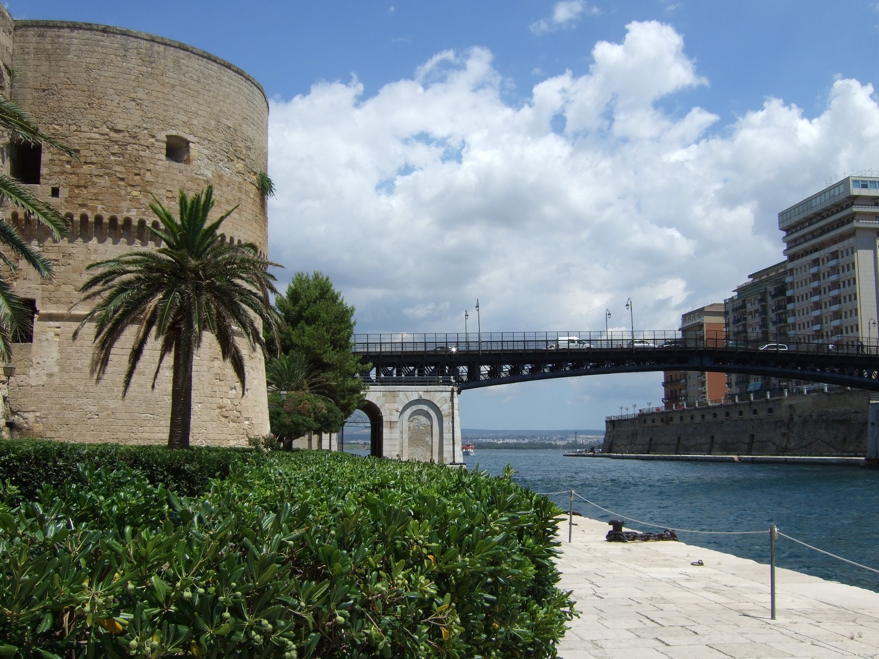 Le Castello Aragonese et le Ponte Girevole à Taranto, la ville qui a accueilli la finale street des Jeux Méditerranéens 2026