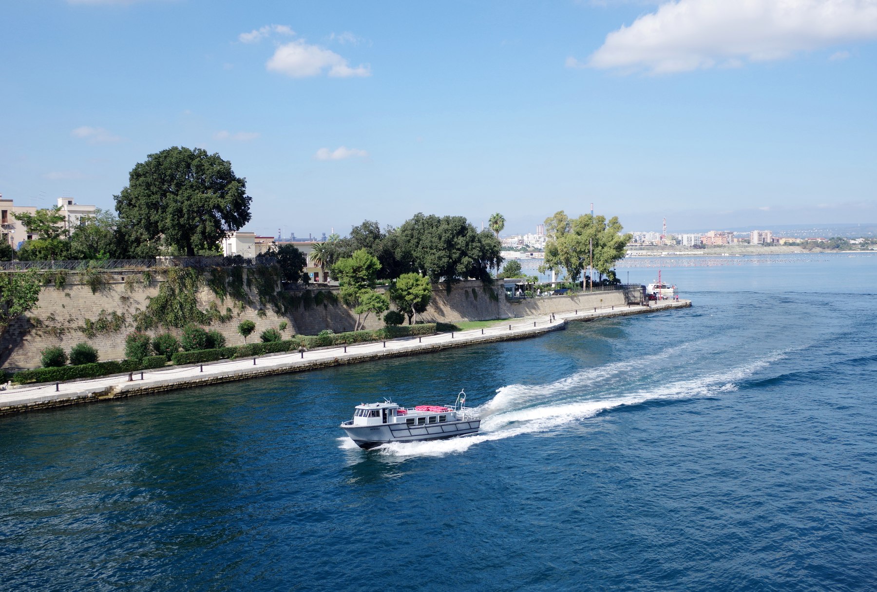 Les remparts de la Città Vecchia de Taranto donnant sur le Mar Piccolo