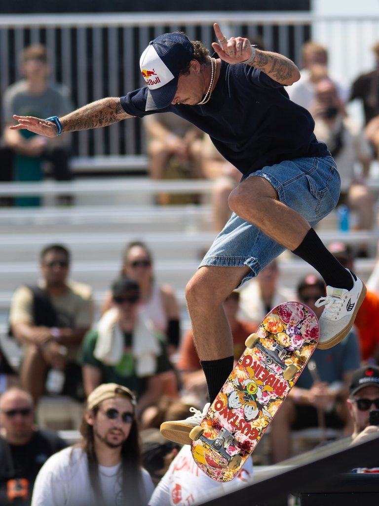 Gustavo Ribeiro en plein flip trick devant les tribunes, un trick pose apres des milliers de tentatives