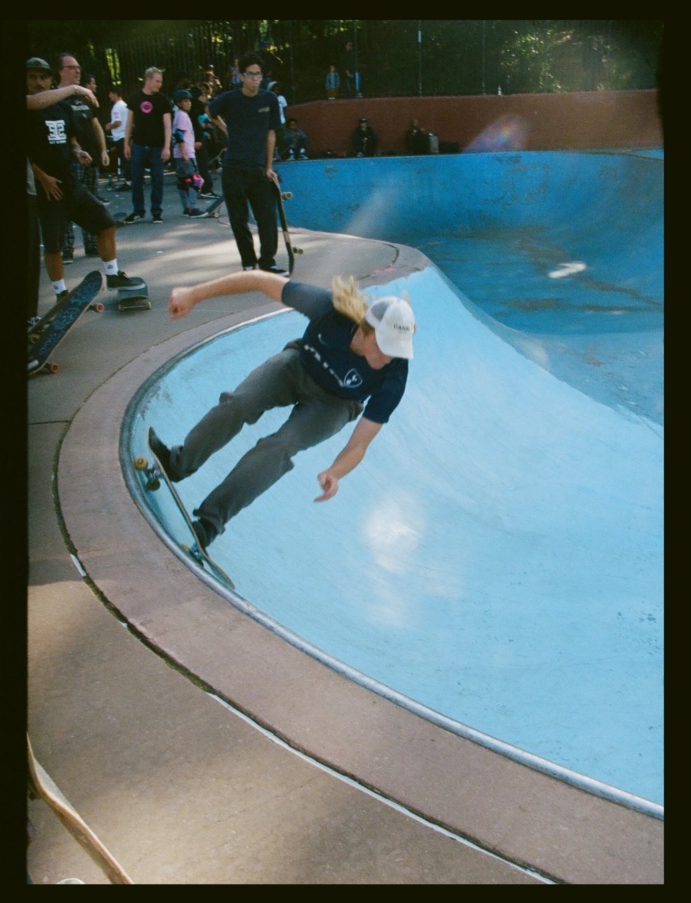 Duncan McGillivray-Smith en carve dans le bowl de Millennium Skate Park, planche inclinée sur ses trucks
