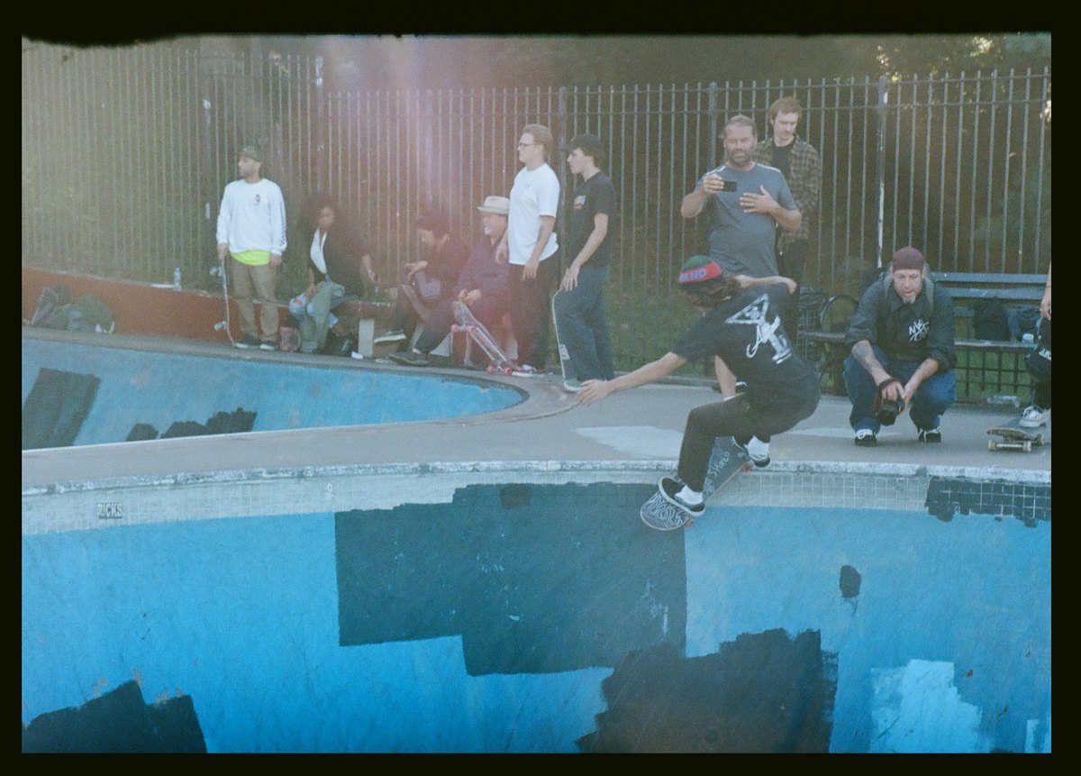 Ty Beuthe en grind sur le coping de la piscine de Millennium Skate Park à New York, tout le poids sur les trucks