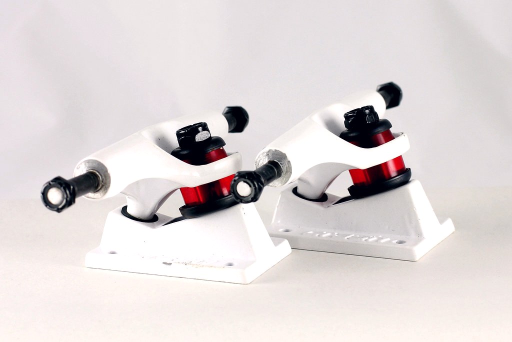 Paire de trucks de skate 139 mm, la taille qui va sous un deck 8 pouces quand on débute