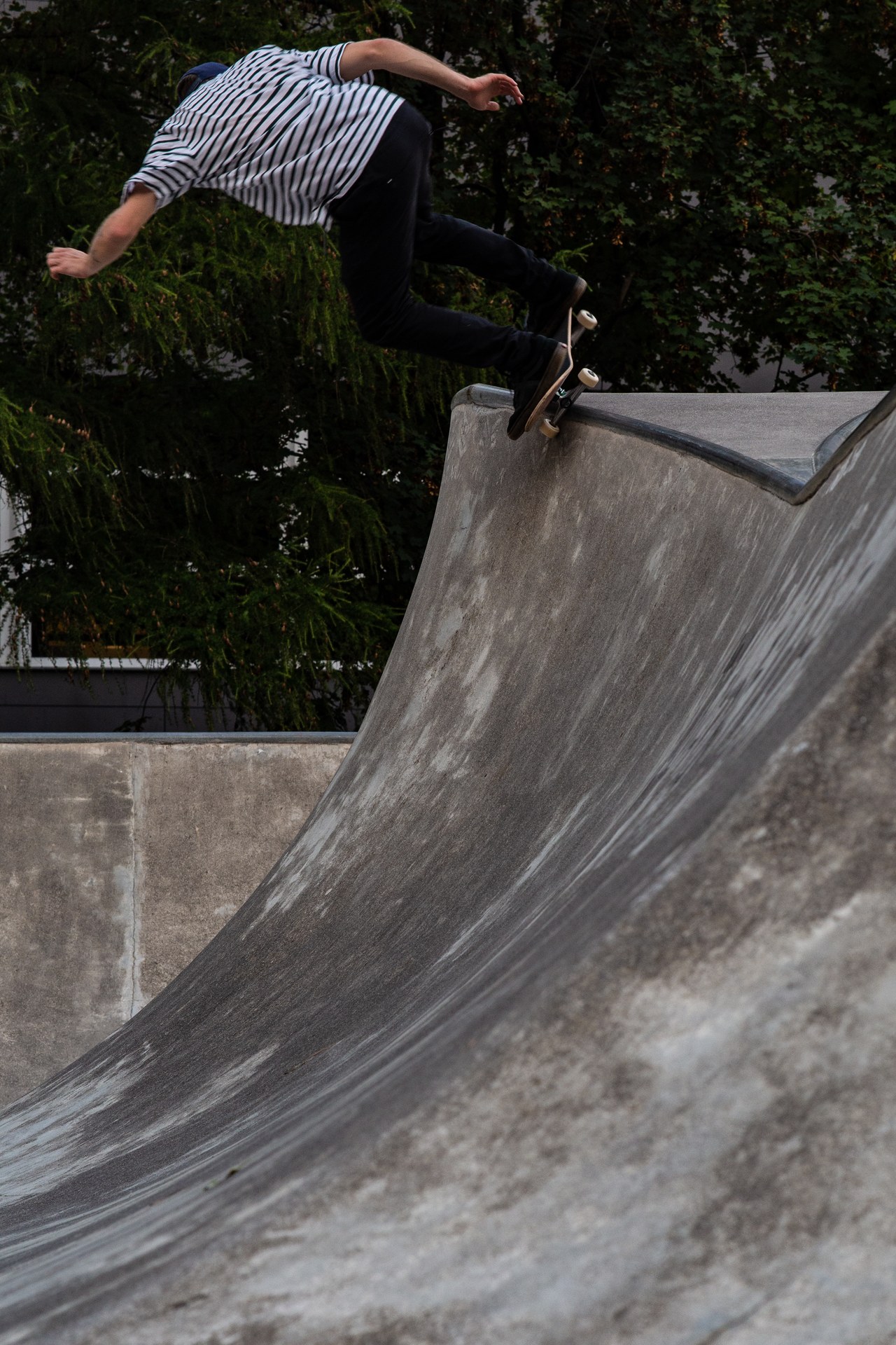 Passage du sol au mur en wallride : la planche monte sur la paroi de béton, épaules engagées vers le haut