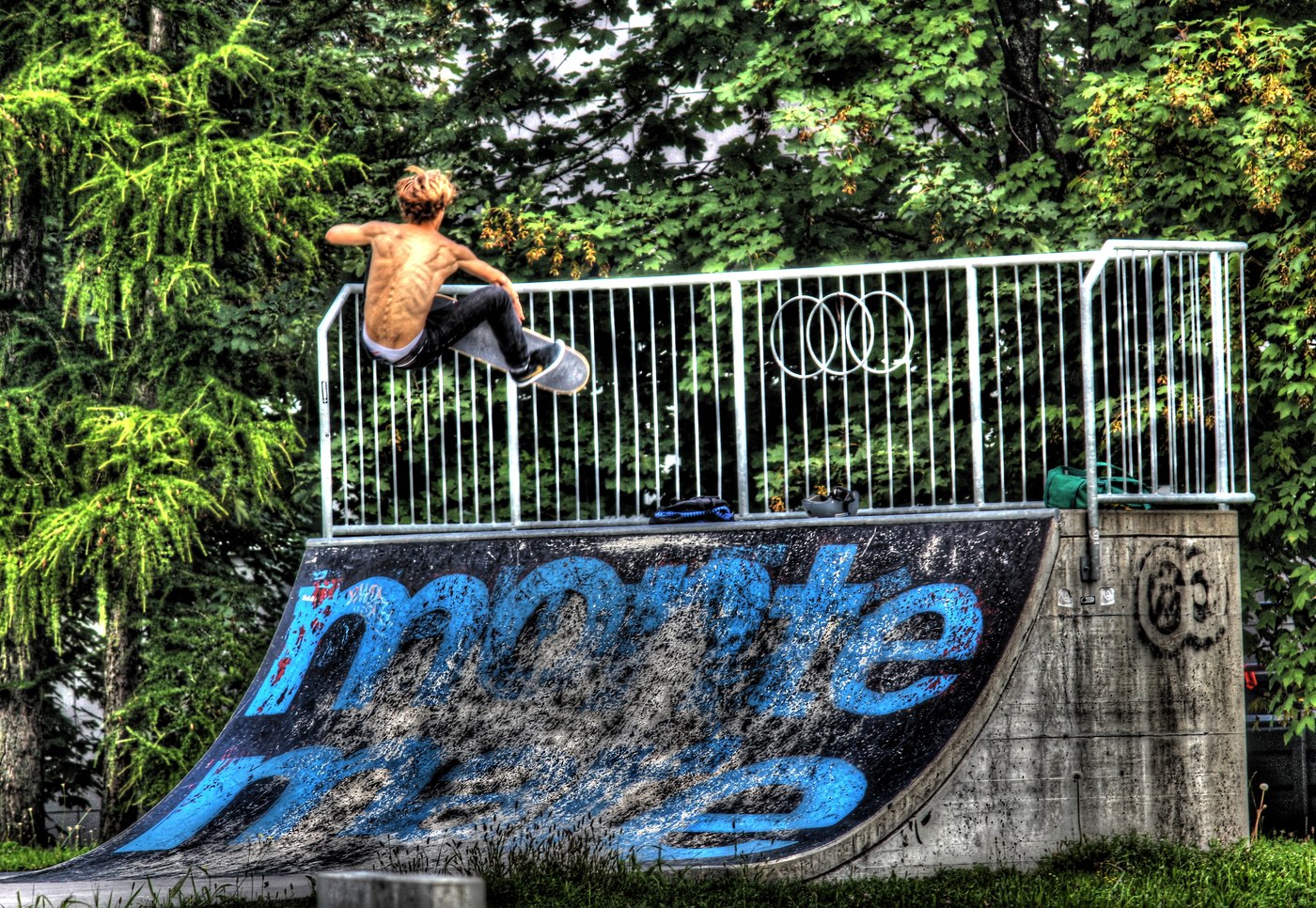 Skateur au-dessus du coping, buste engagé vers l’avant : la position qu’on répète session après session