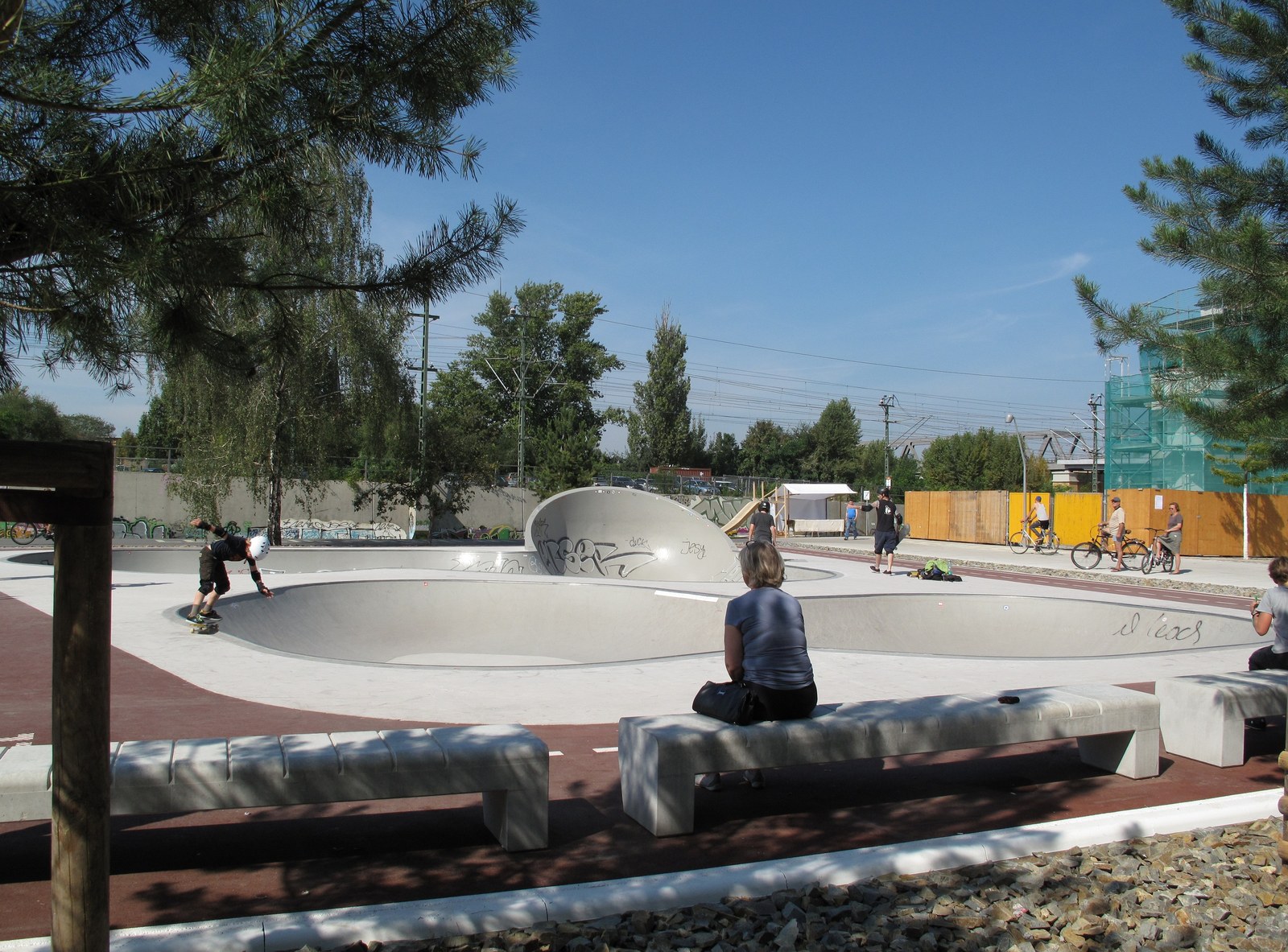 Le skatepark du Park am Gleisdreieck à Berlin-Kreuzberg : bowl en béton clair, bancs et voies ferrées en arrière-plan