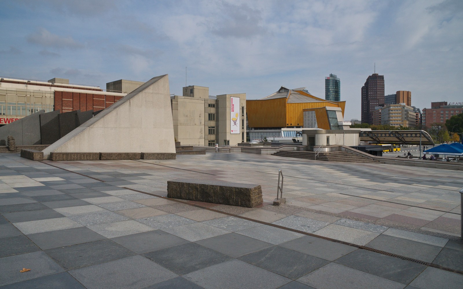 Le parvis du Kulturforum à Berlin : dalles de granit, bloc de pierre et talus de béton en pente, spot de skate historique