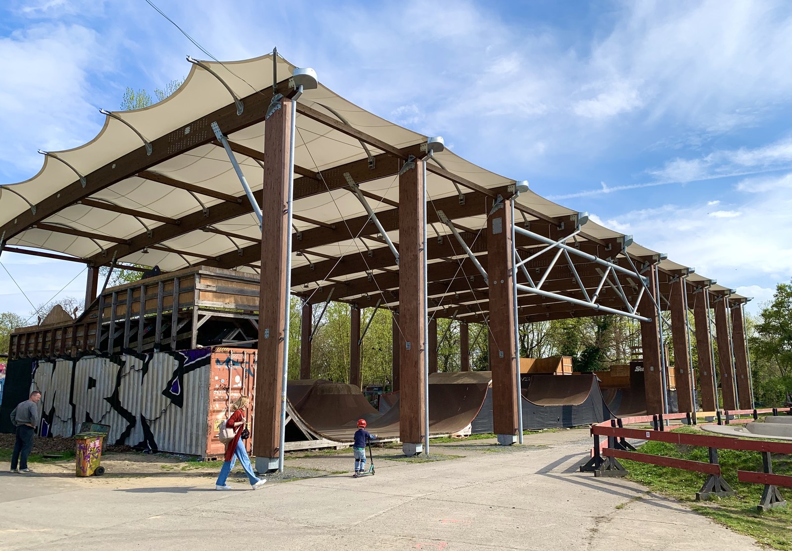La halle ouverte du Mellowpark à Berlin-Köpenick : toile tendue sur charpente bois, rampes et modules en dessous