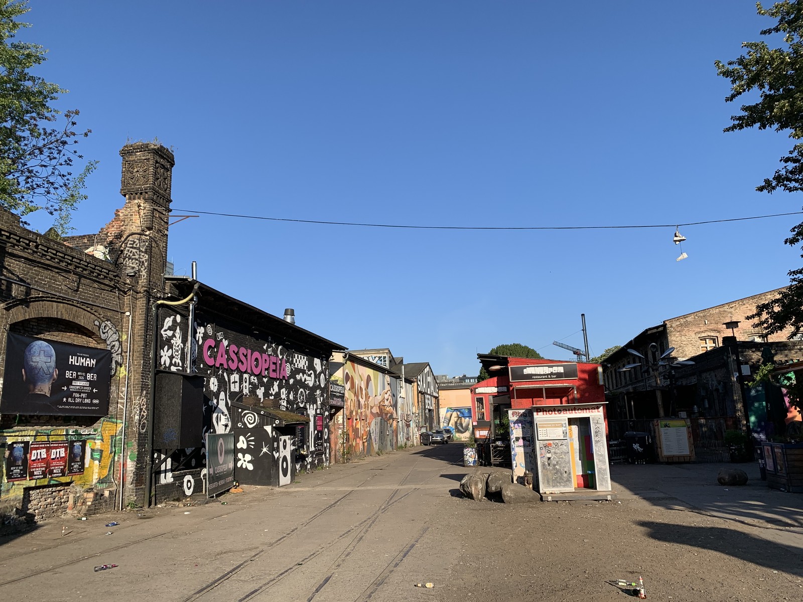 Le RAW-Gelände de Berlin-Friedrichshain : anciens ateliers ferroviaires couverts de graffitis, rails encore dans le sol, cour vide