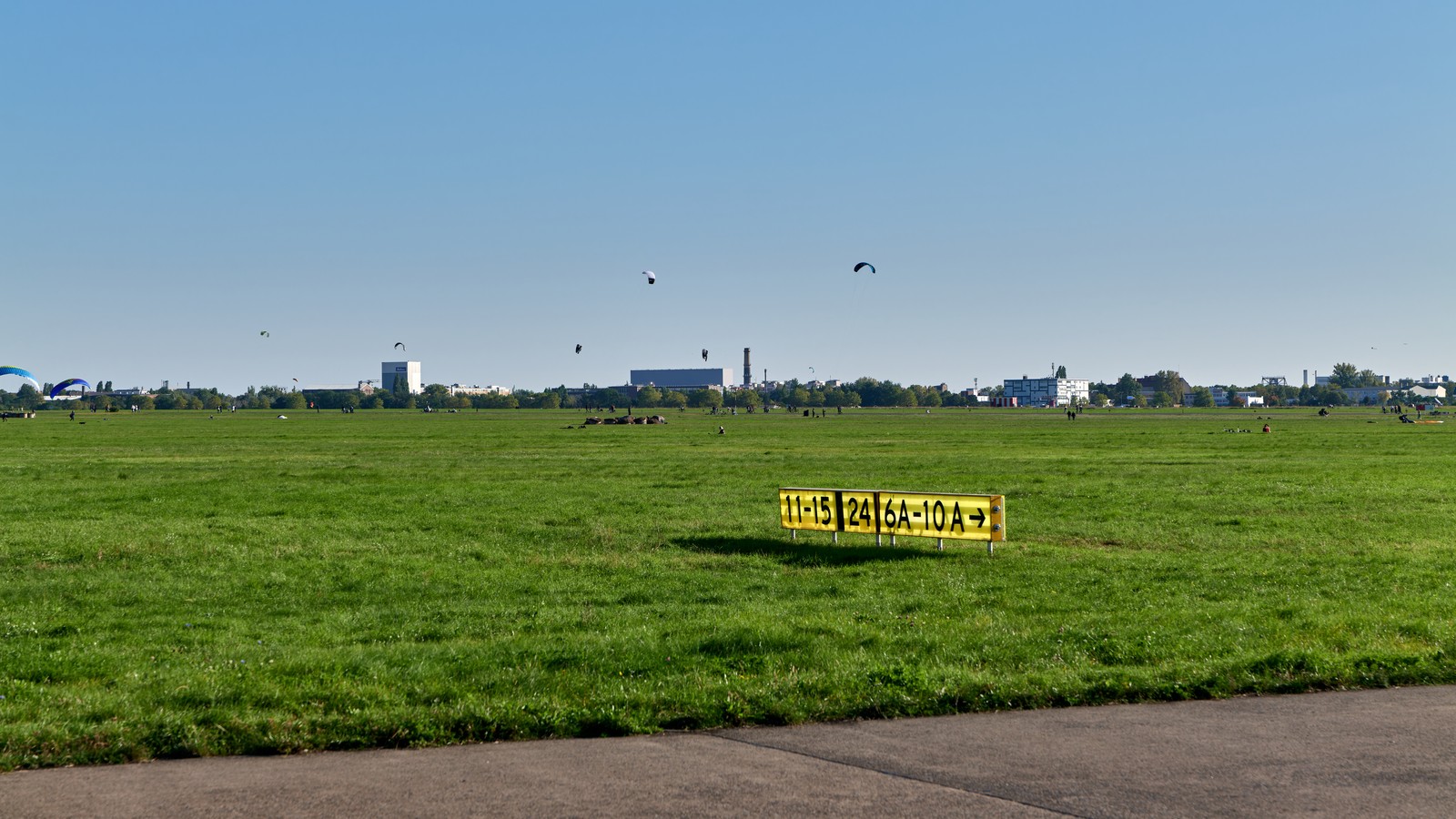 Le Tempelhofer Feld à Berlin : pistes d'aéroport en béton et prairie, espace vert public soumis au Grünanlagengesetz