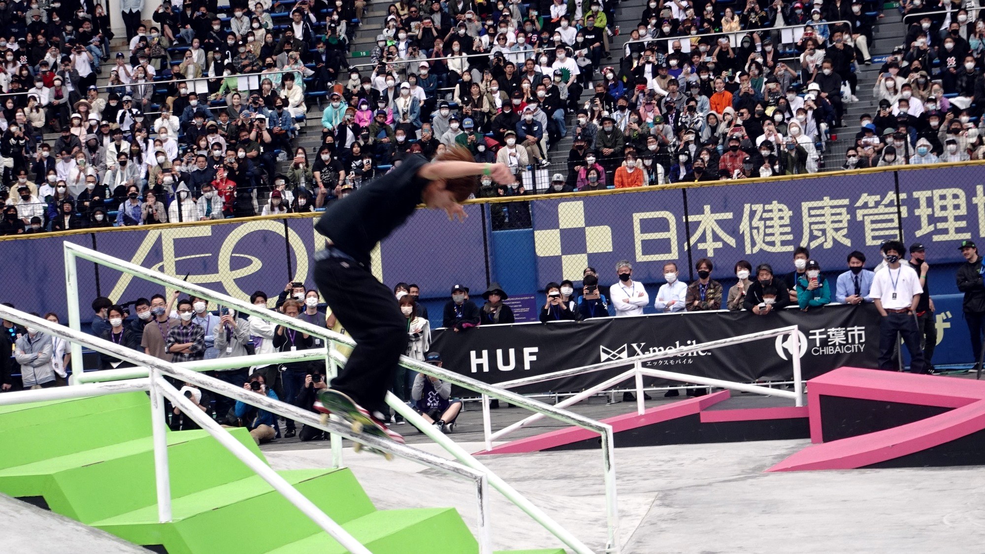 Yuto Horigome en plein trick sur le rail lors du run gagnant de la finale street des X Games Chiba 2022