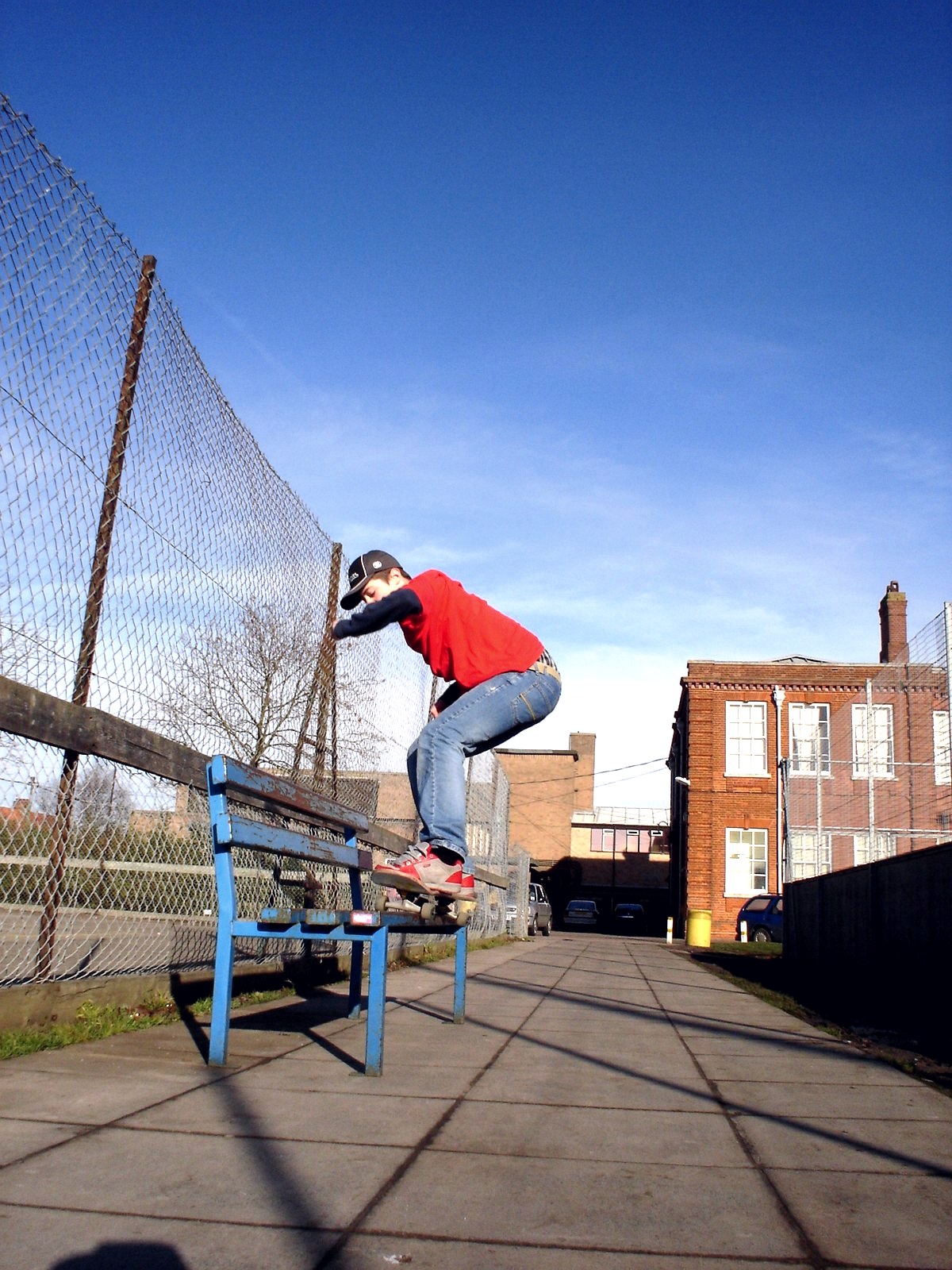 Un 50-50 sur un banc bas en 2005 : le spot idéal pour un premier grind, à hauteur de curb