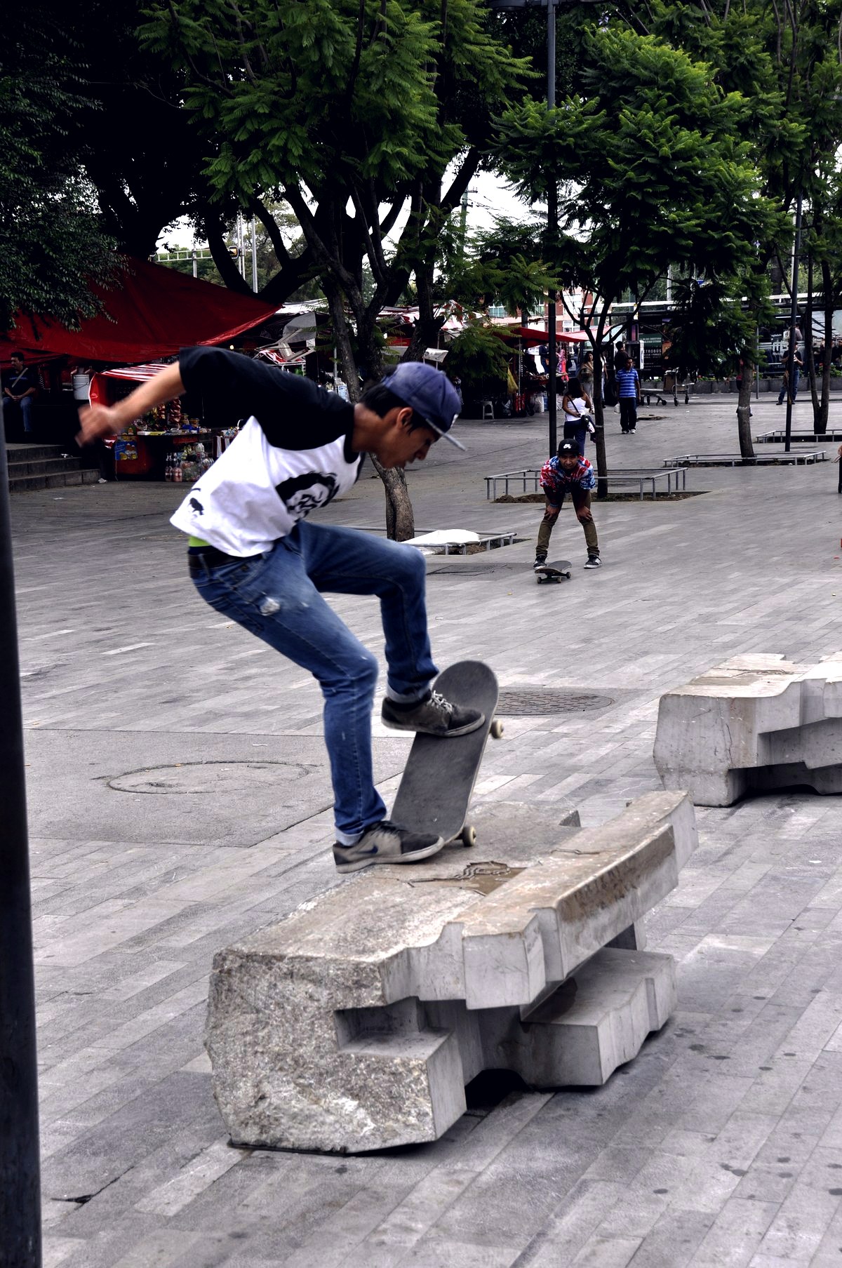 Les erreurs qui font décrocher : le board bascule hors du bloc pendant le grind et le pied du skateur cherche le sol, à Mexico