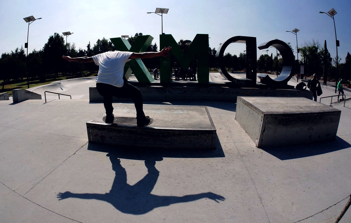 Les 4 étapes du 50-50 sur un curb : la pose des deux trucks sur l'arête d'un module, au skatepark de San Juan de Aragón à Mexico