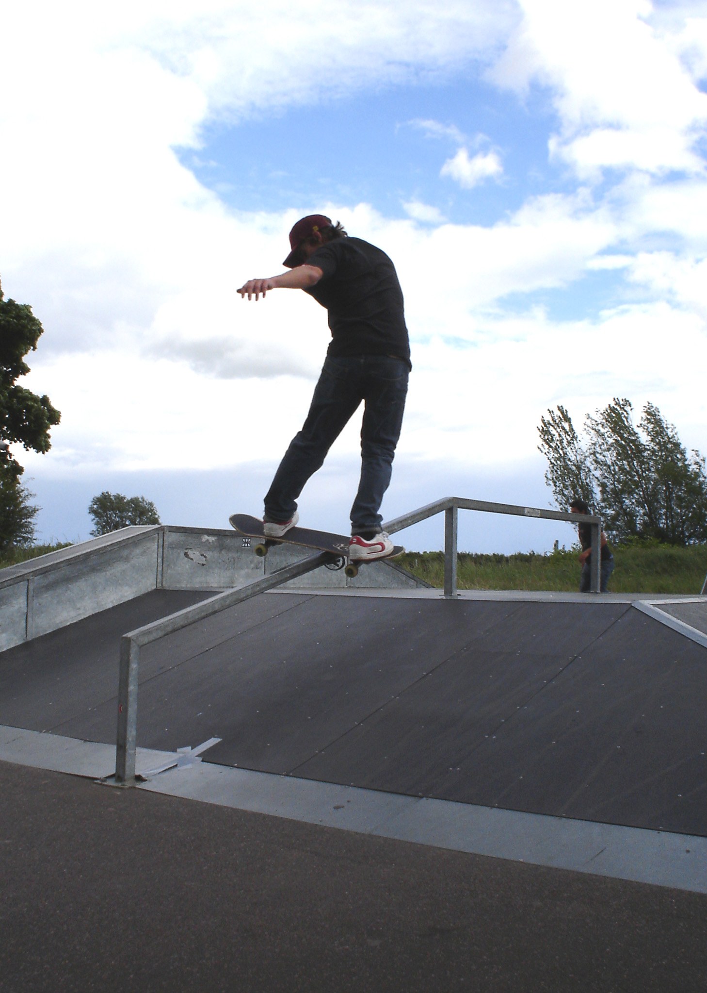 Backside lipslide sur une rampe de skatepark : le geste qui suit le boardslide une fois la barre passée