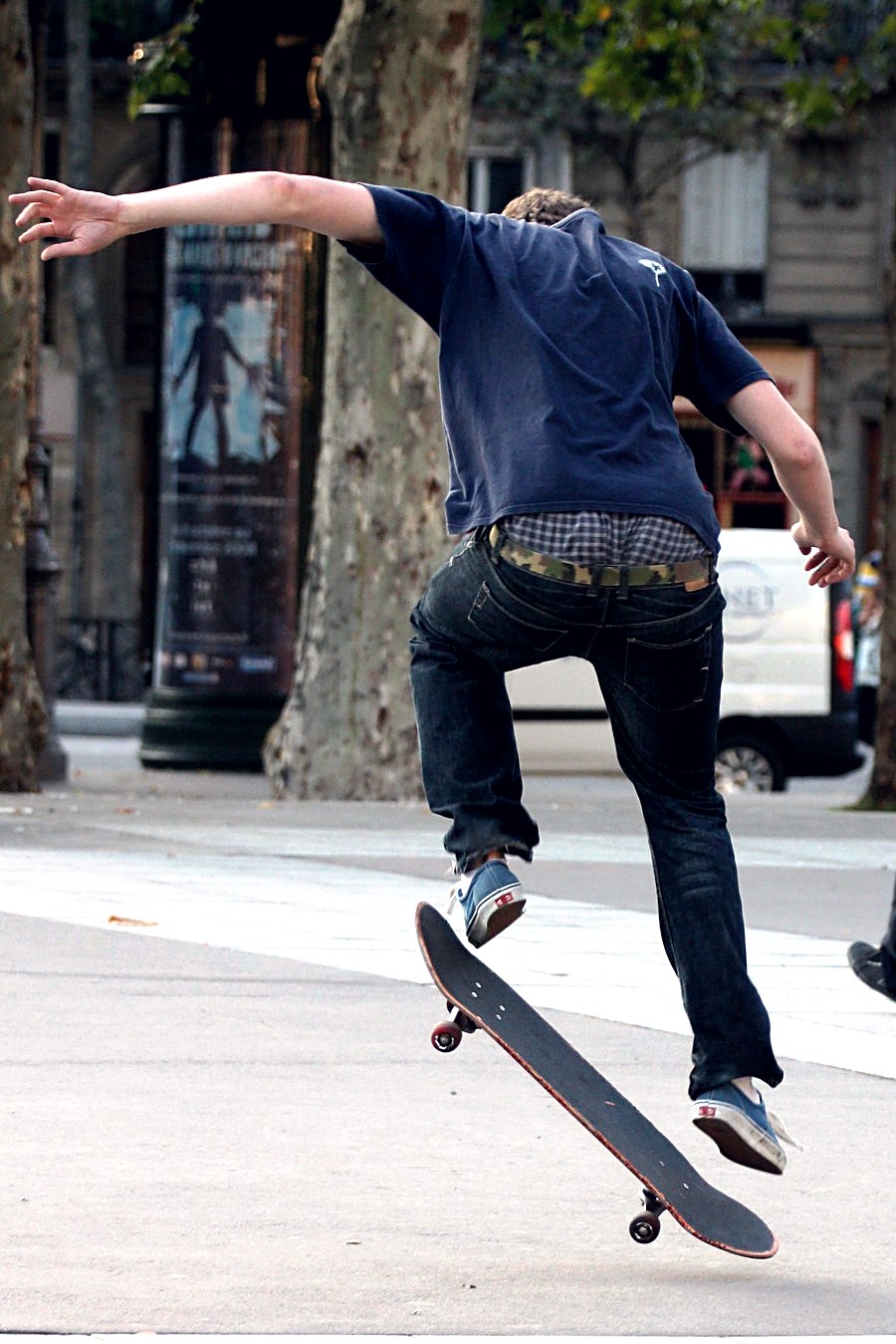Un skateur anonyme en kickflip place de la Bastille à Paris en 2008, le spot où Charlotte Hym a appris le street