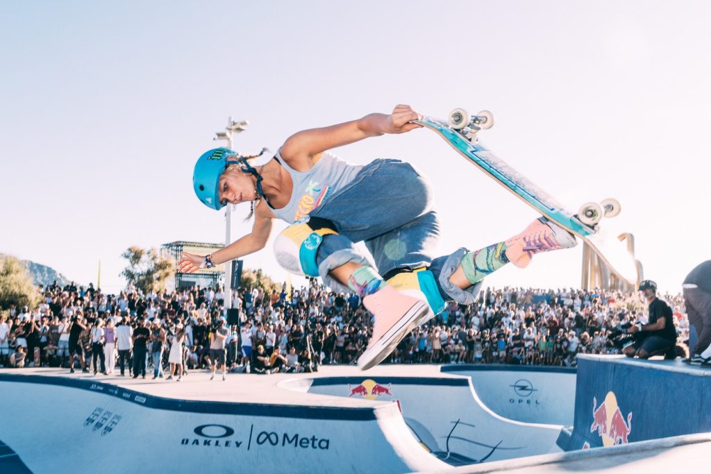 Bryce Wettstein en air au Red Bull Bowl Rippers de Marseille, une rideuse citée par Amy Caron