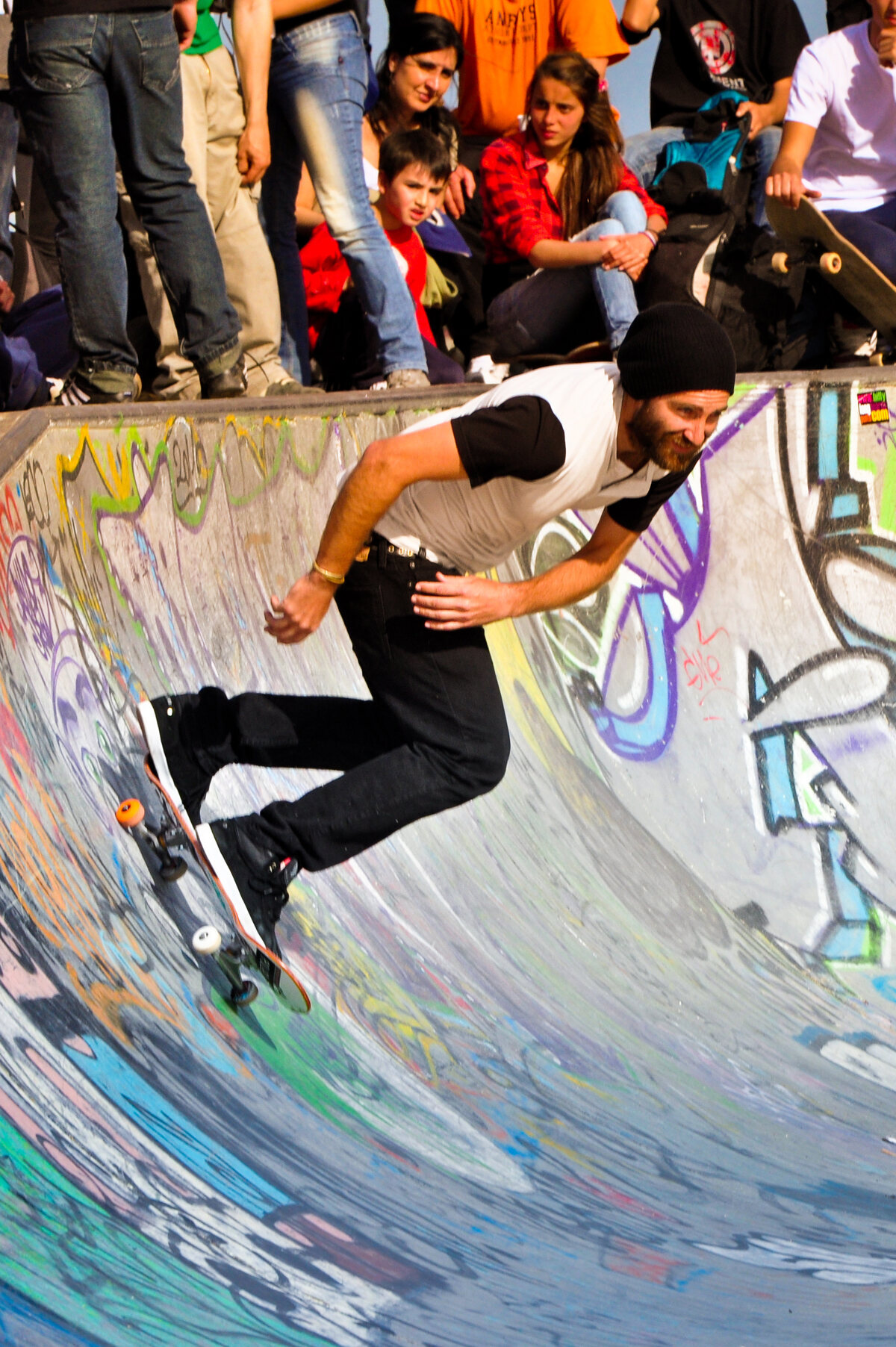 Chris Haslam en carve dans un bowl à Montevideo, rider embarqué par Daewon Song chez Deca puis Artafact