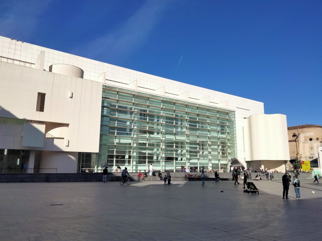 Place du MACBA à Barcelone, le spot de la part JOYCE de Chris Joslin, en décembre 2024