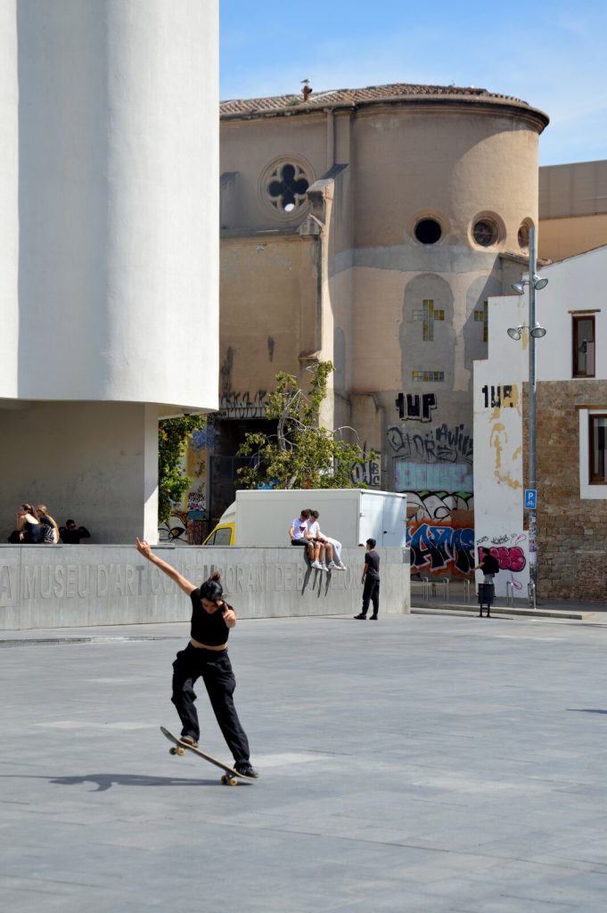 Une skateuse en action devant le MACBA à Barcelone, le sol où Chris Joslin a filmé JOYCE