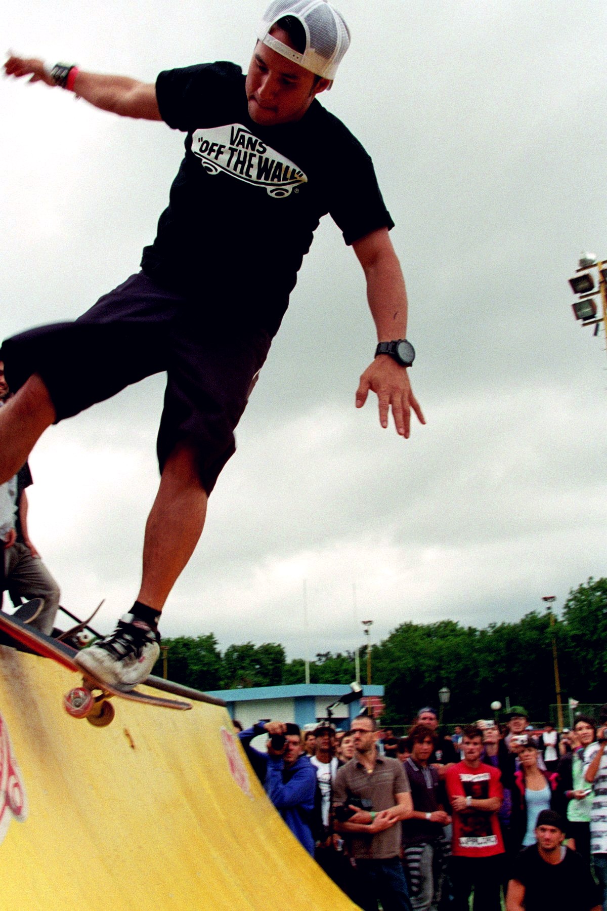 Christian Hosoi sur le coping d’une rampe vert en 2008, un des pros des années 80 venus skater la rampe de Brighton Zeuner