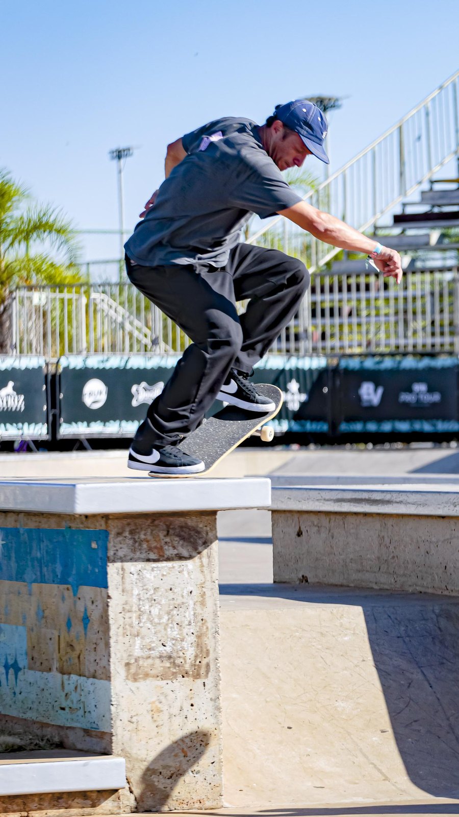 Ligne street sur un bloc de béton, circuit brésilien de skate, Porto Alegre 2025