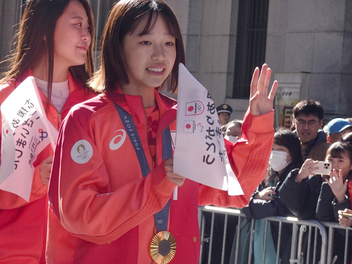 Coco Yoshizawa, médaille d’or de street aux Jeux de Paris 2024, salue la foule au défilé de Team Japan à Tokyo
