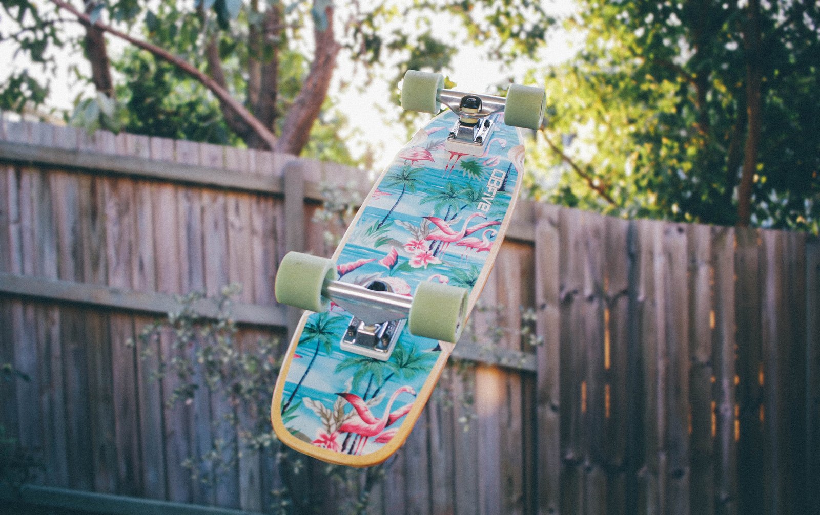 Dessous d'un skate en l'air : trucks, gommes et roues, là où naissent les grincements et les clics