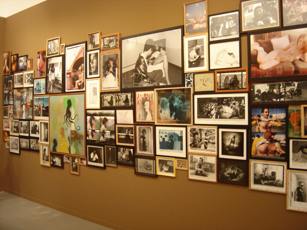 Mur de photos et de peintures de Ed Templeton à l'exposition Beautiful Losers à Madrid en 2008