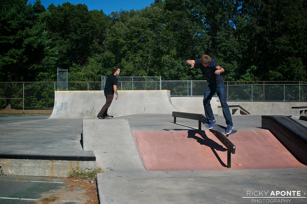 Feeble grind sur un rail bas de skatepark : truck arrière sur le rail, poids au-dessus, regard vers la sortie