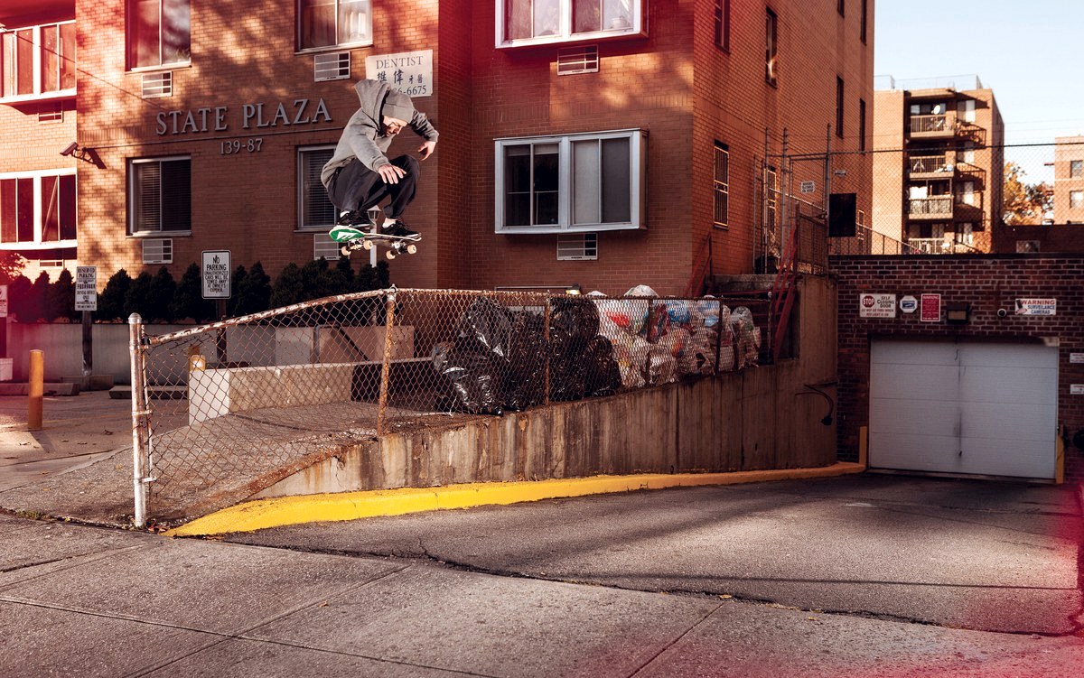 Brandon Westgate en plein frontside flip au-dessus d’un grillage à Queens, New York, le trick que Tyshawn Jones rembobinait dans la part d’Andrew Reynolds