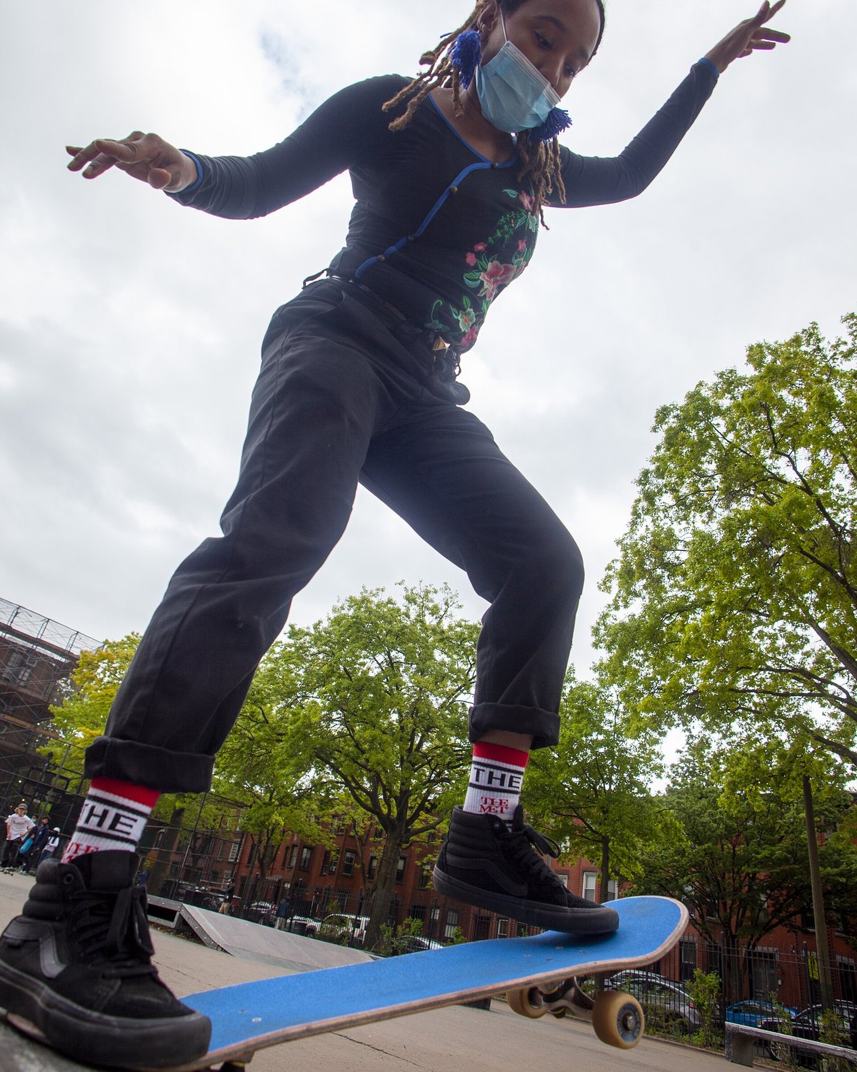 La skateuse Kava Vasquez en nose stall à Brooklyn, les pieds posés sur un grip tape bleu qui doit rester sec pour accrocher