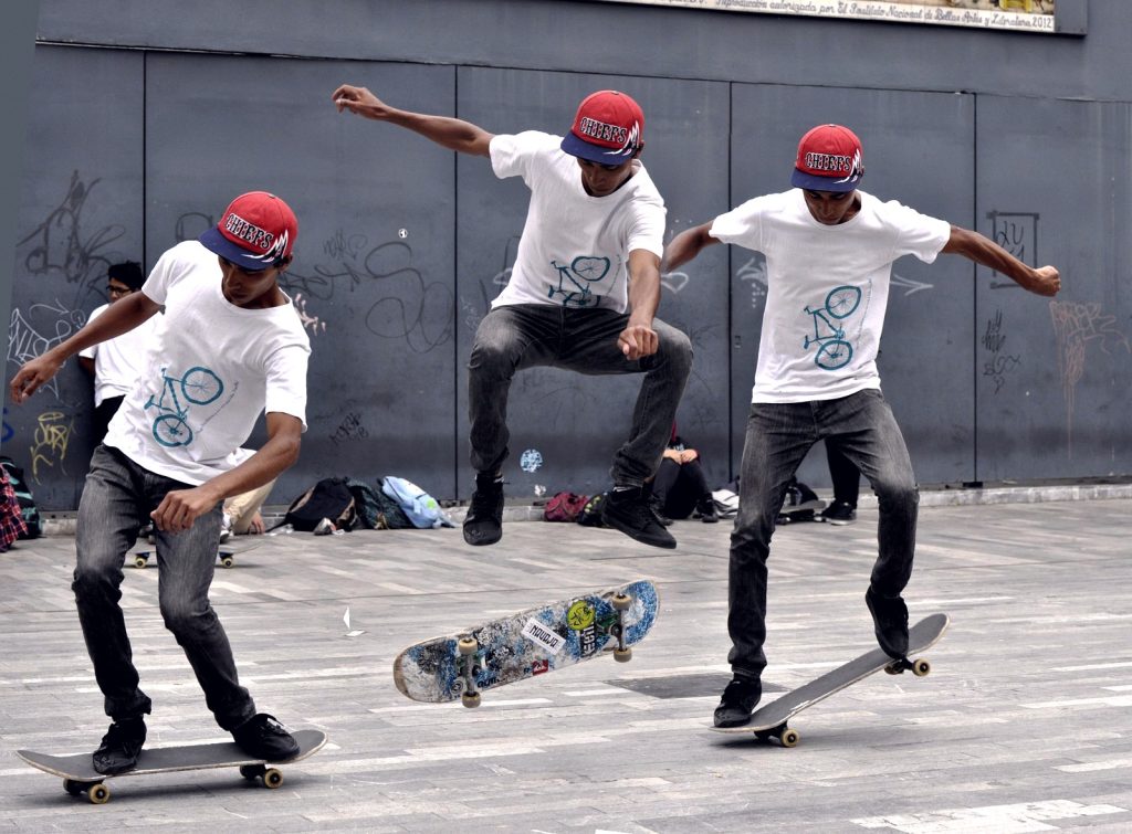 Séquence d'un flip trick à Mexico : genoux remontés vers la poitrine pendant que la planche tourne