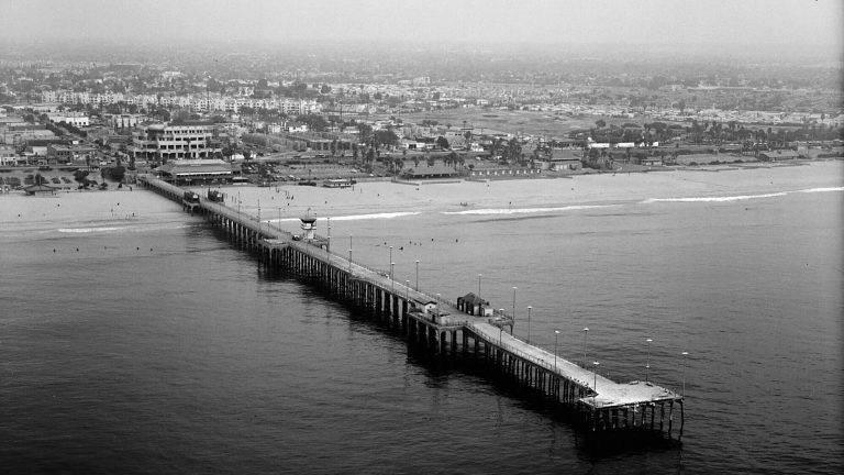 Vue aérienne de la jetée et de la ville de Huntington Beach en 1989, la ville où Geoff Rowley débarque en 1994