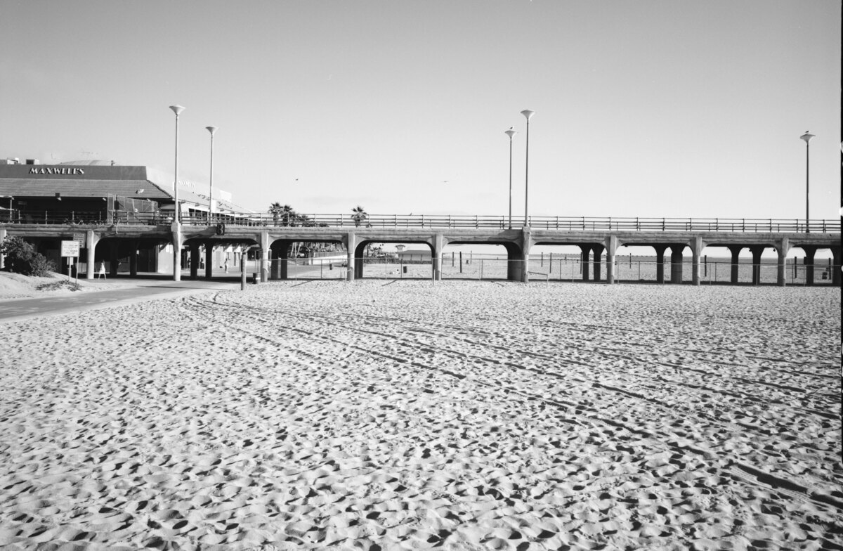 La jetée de Huntington Beach vue depuis le sable en 1989, le décor de Ed Templeton quand il lance Toy Machine