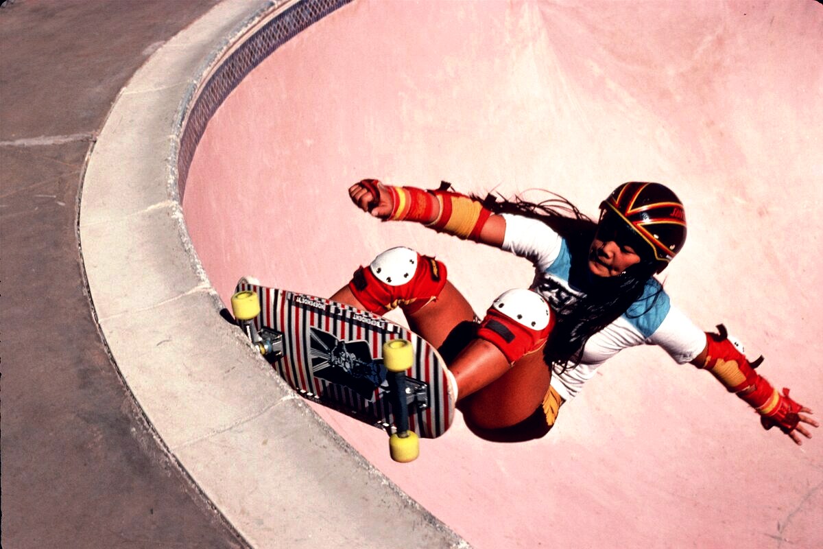 Judi Oyama, pionnière du skate vert féminin, en frontside grind au Winchester Skatepark en 1979