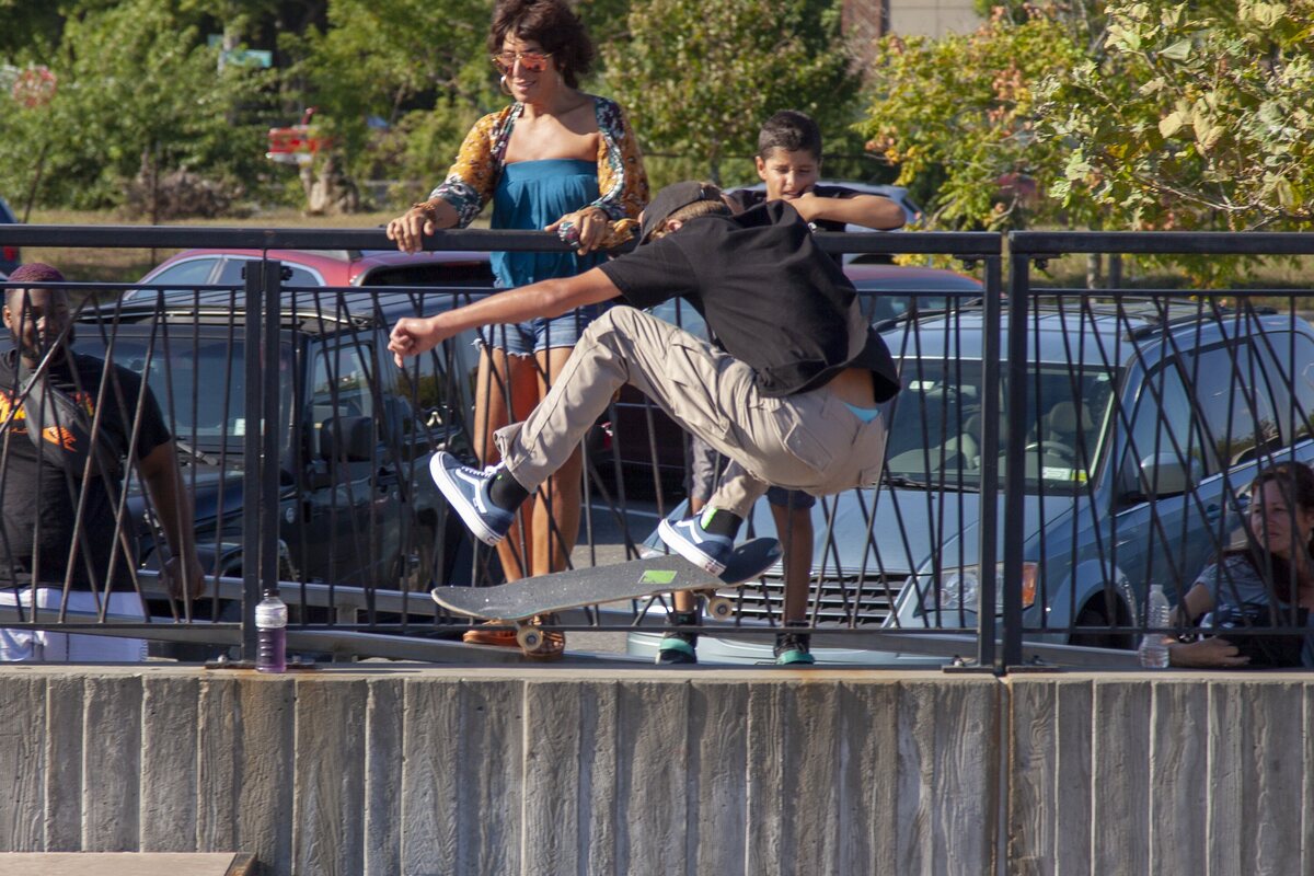 Flip in en kickflip : Cooper Qua fait tourner son board devant le public de Far Rockaway, New York