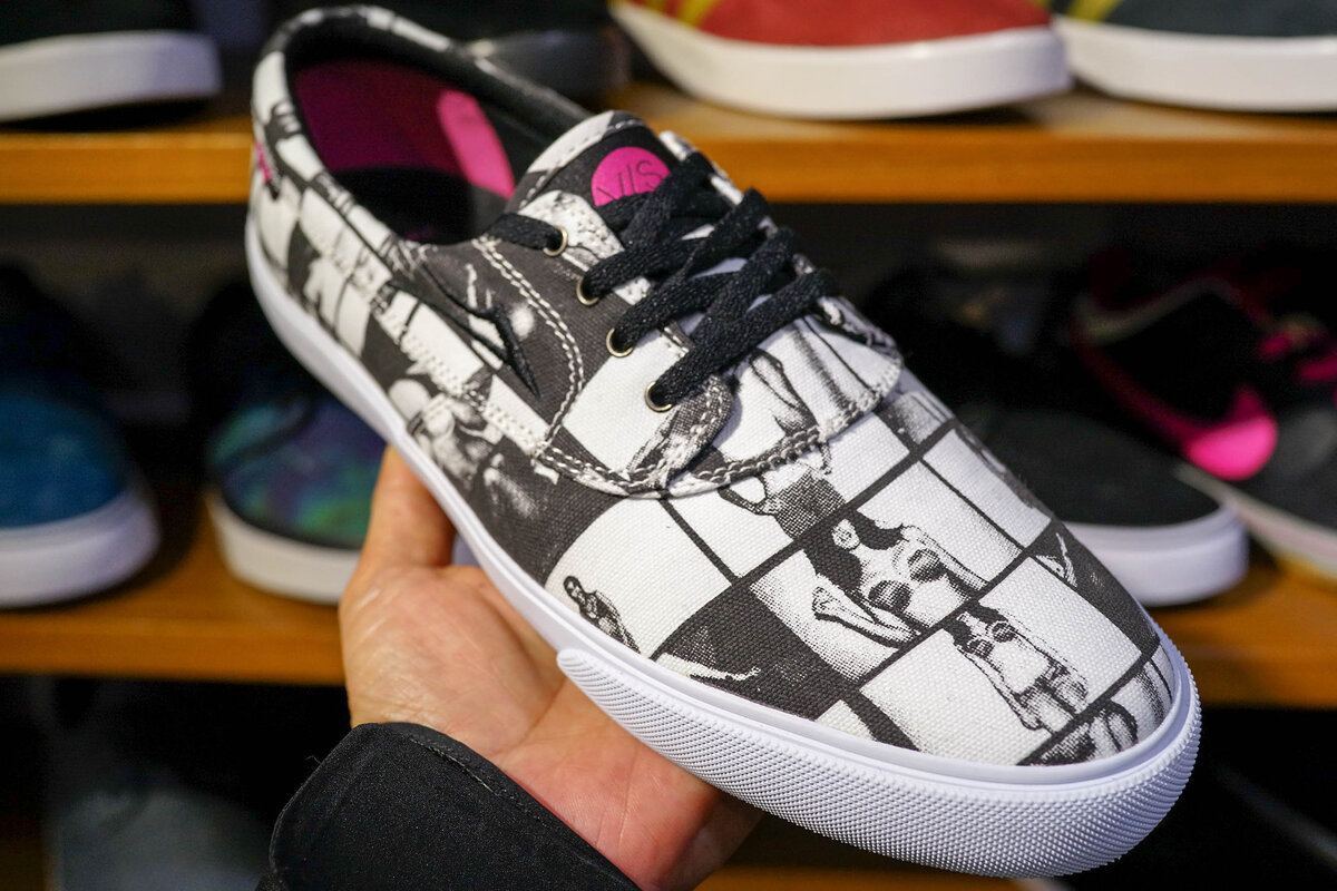 Chaussure Lakai en toile imprimée tenue en main dans un skate shop, semelle vulcanisée blanche bien visible