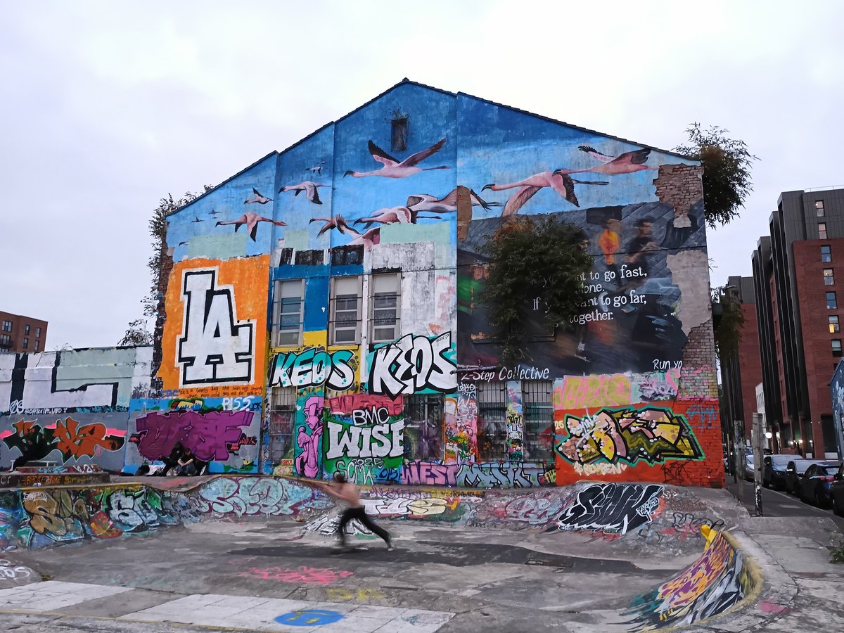 Mur graffé d'un grand LA au-dessus du skatepark du Baltic Triangle à Liverpool, ville natale de Geoff Rowley