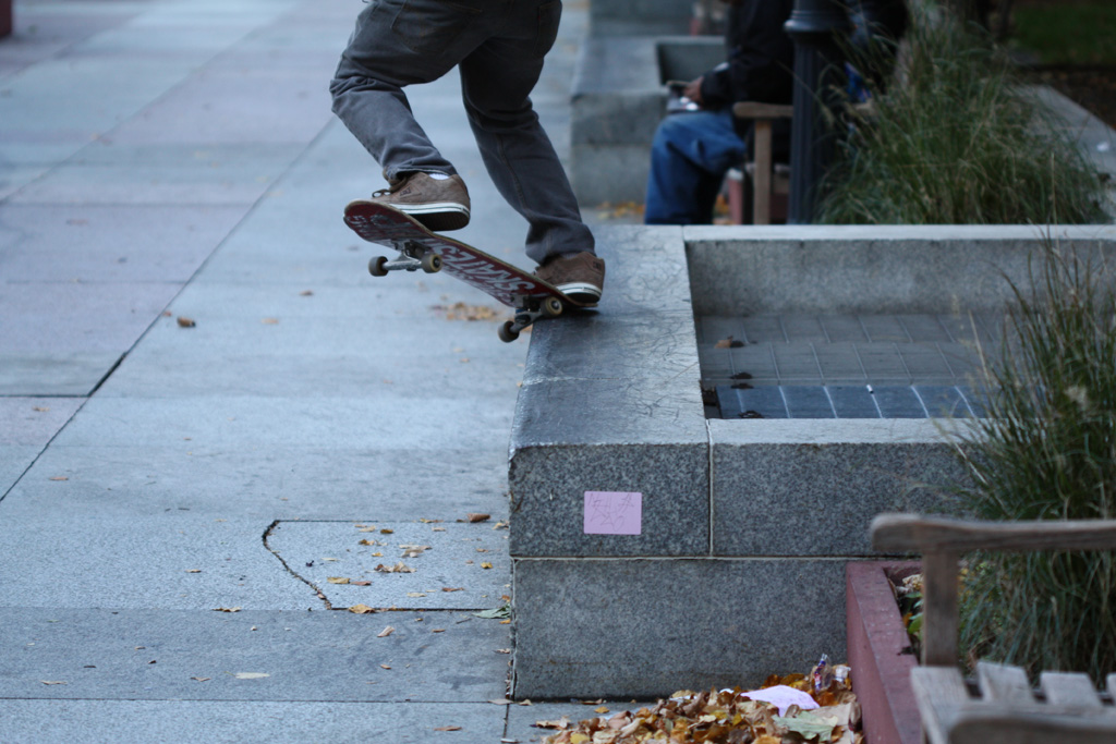 Un skateur monte sur un bloc de granit de LOVE Park à Philadelphie en 2008, le spot qui a lancé Stevie Williams