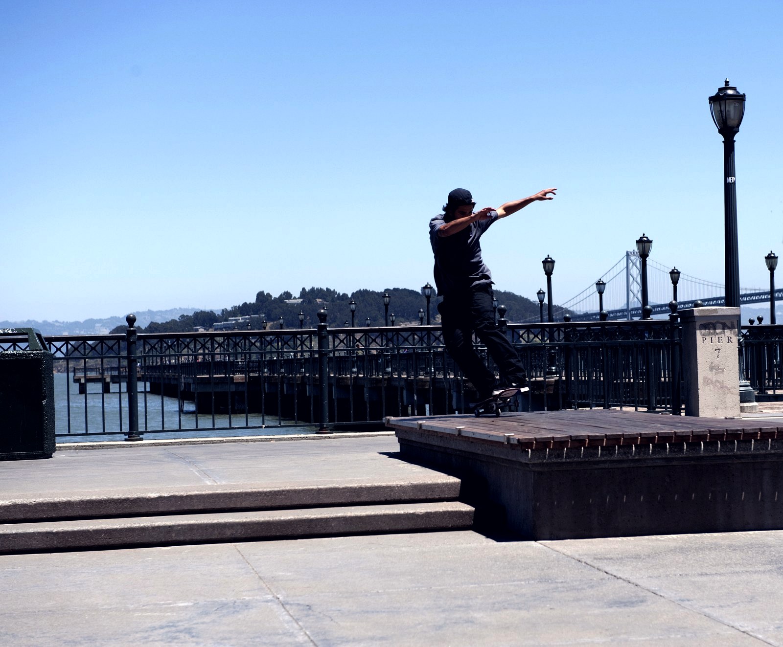 Paul Rodriguez en manual sur un banc de Pier 7 à San Francisco, bras écartés, le regard posé devant lui et pas sur ses pieds