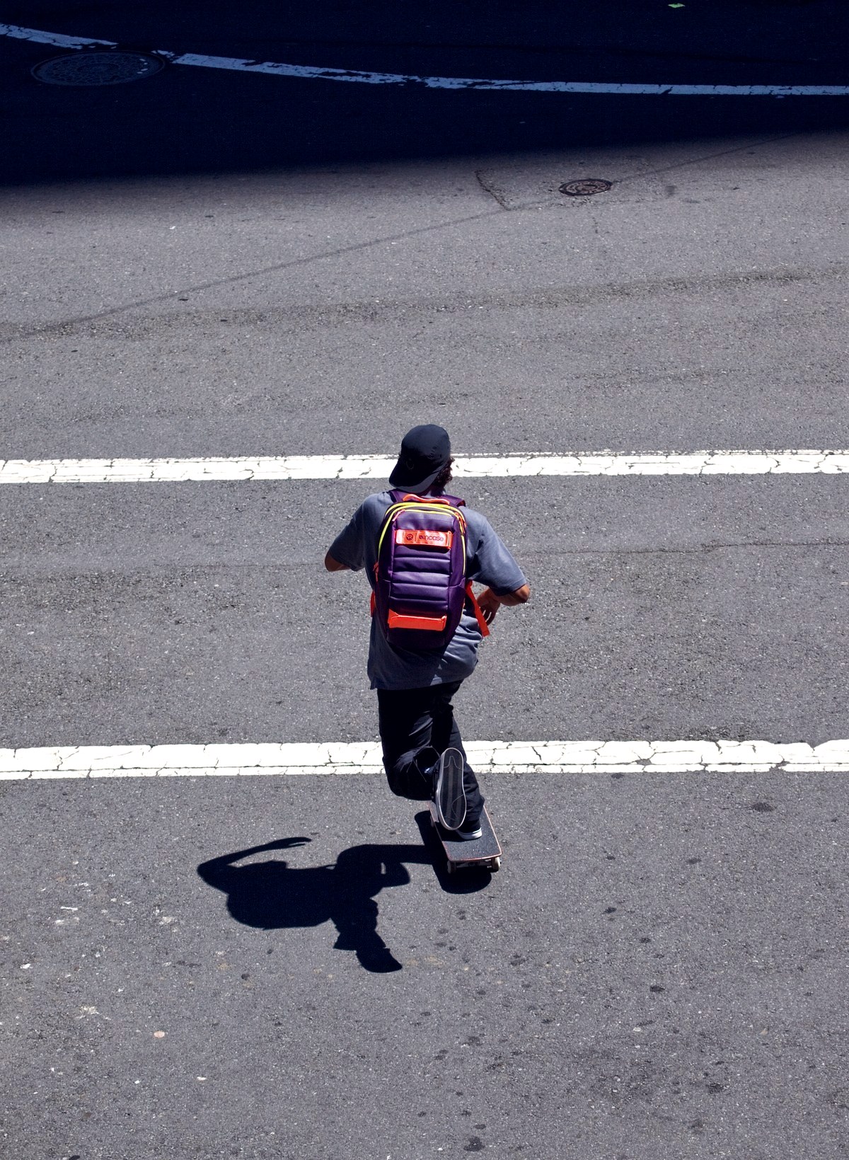 Paul Rodriguez pousse dans une rue de San Francisco pour prendre la vitesse minimale avant un trick