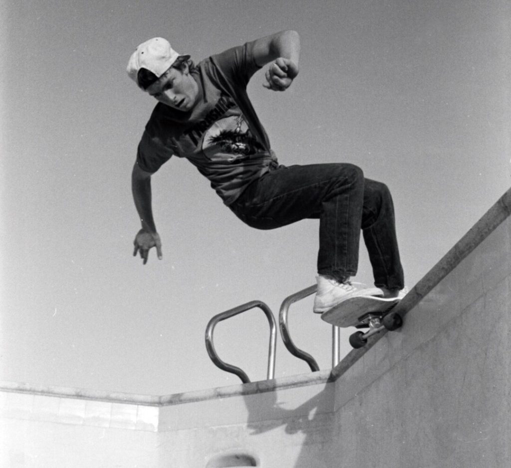 Mike Smith, l'inventeur du Smith grind, sur la coping d'une piscine à Palos Verdes en 1985