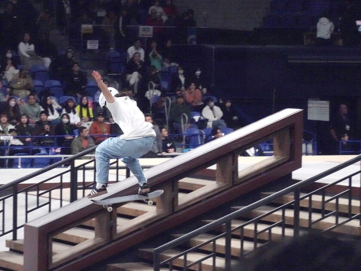 Momiji Nishiya, championne olympique à 13 ans, sur la rampe d’escalier des Mondiaux de street de Tokyo en 2023