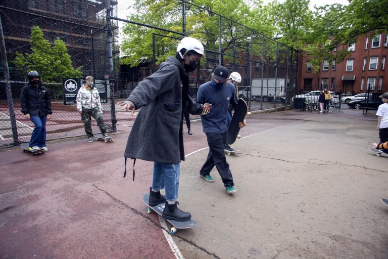 Monter son skate soi-même : 8 vis, 8 roulements, et l&rsquo;écrou que tout le monde serre trop
