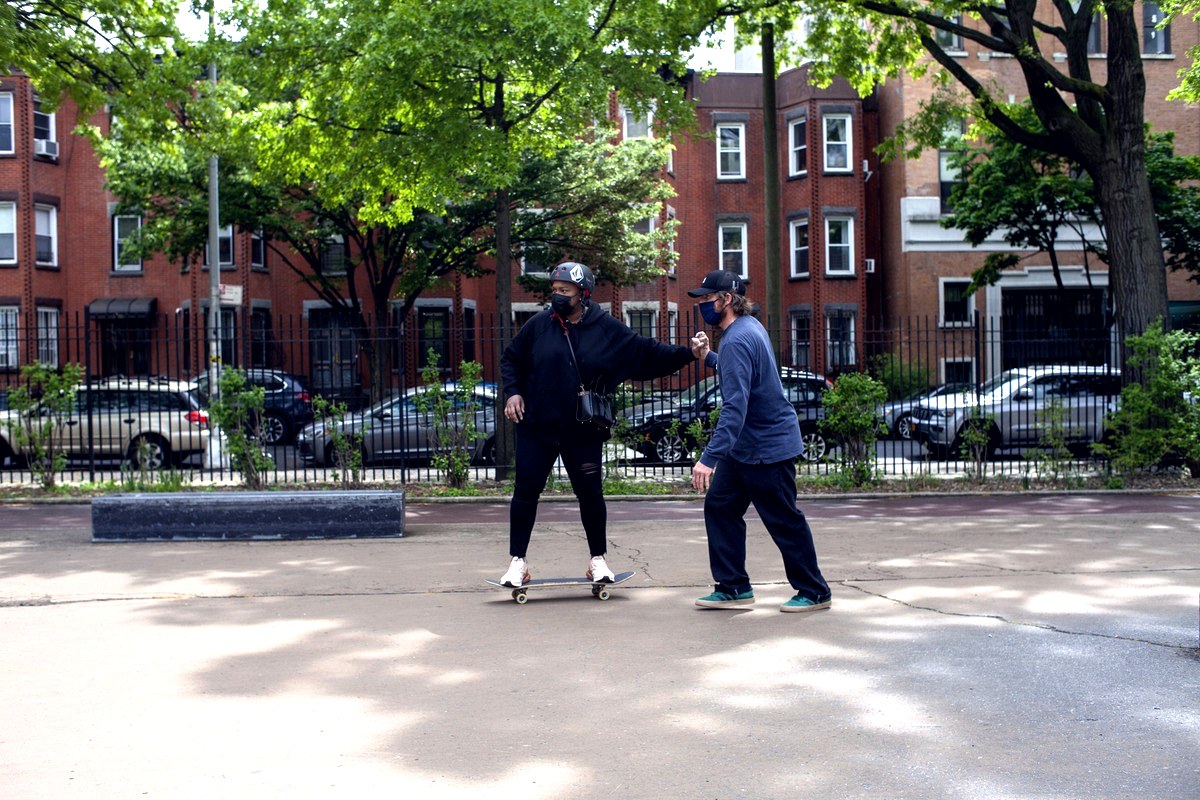Le pro Donny Barley guide une débutante pour son premier roll sur un skate à Brooklyn