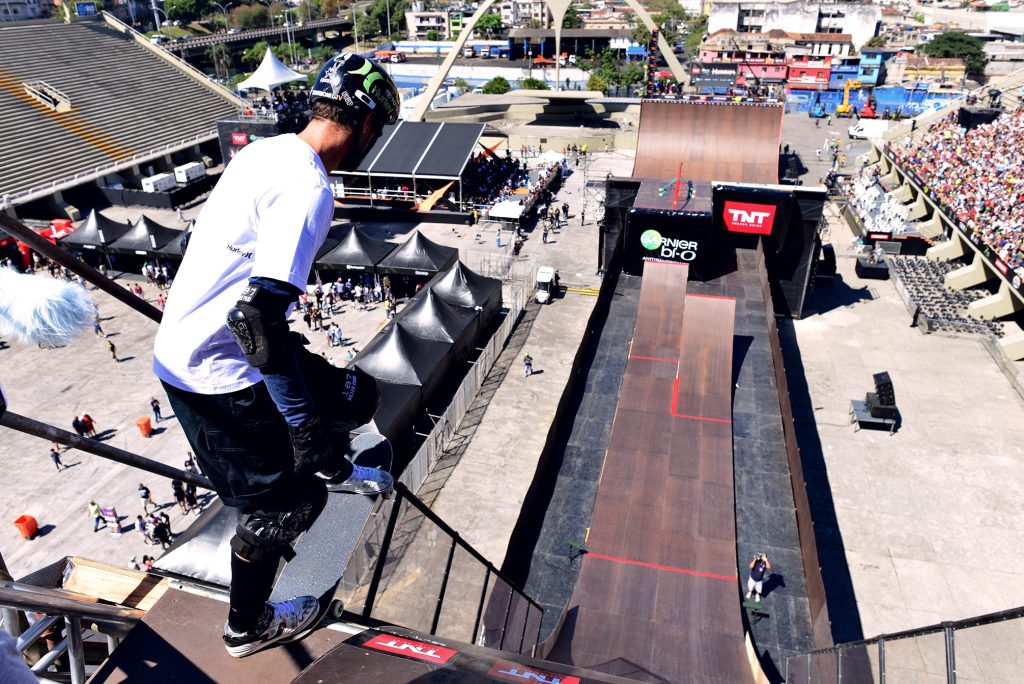 Bob Burnquist en haut de la MegaRampa à Rio en 2012, prêt à plonger, le skateur qui a commencé à São Paulo au temps de l'interdiction