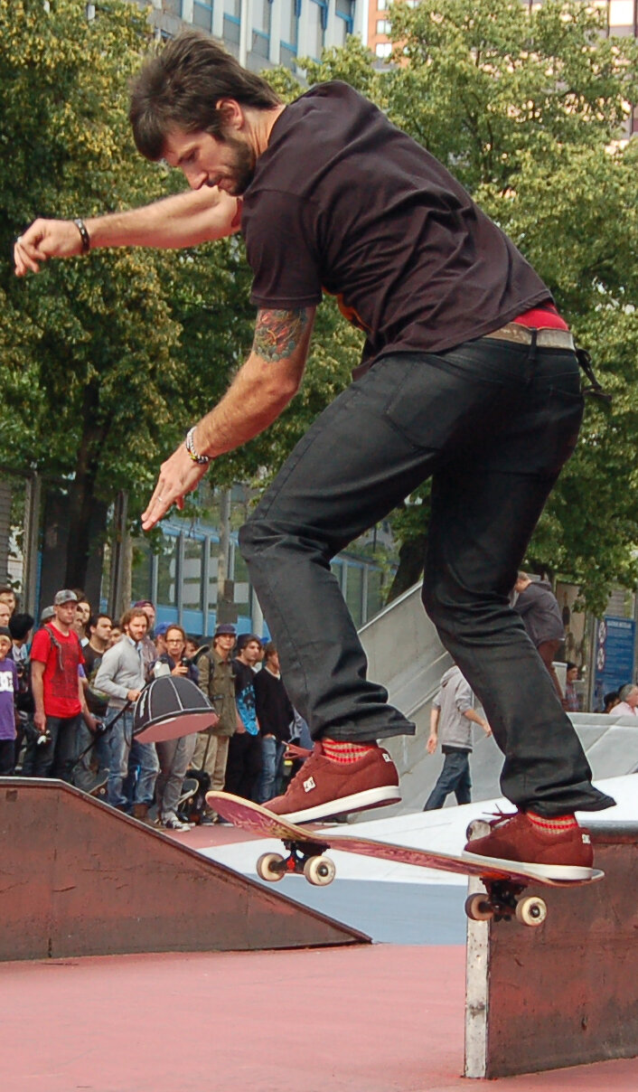 Chris Cole en grind sur un module à Rotterdam en juin 2011, en chaussures DC, cinq mois après avoir quitté Fallen