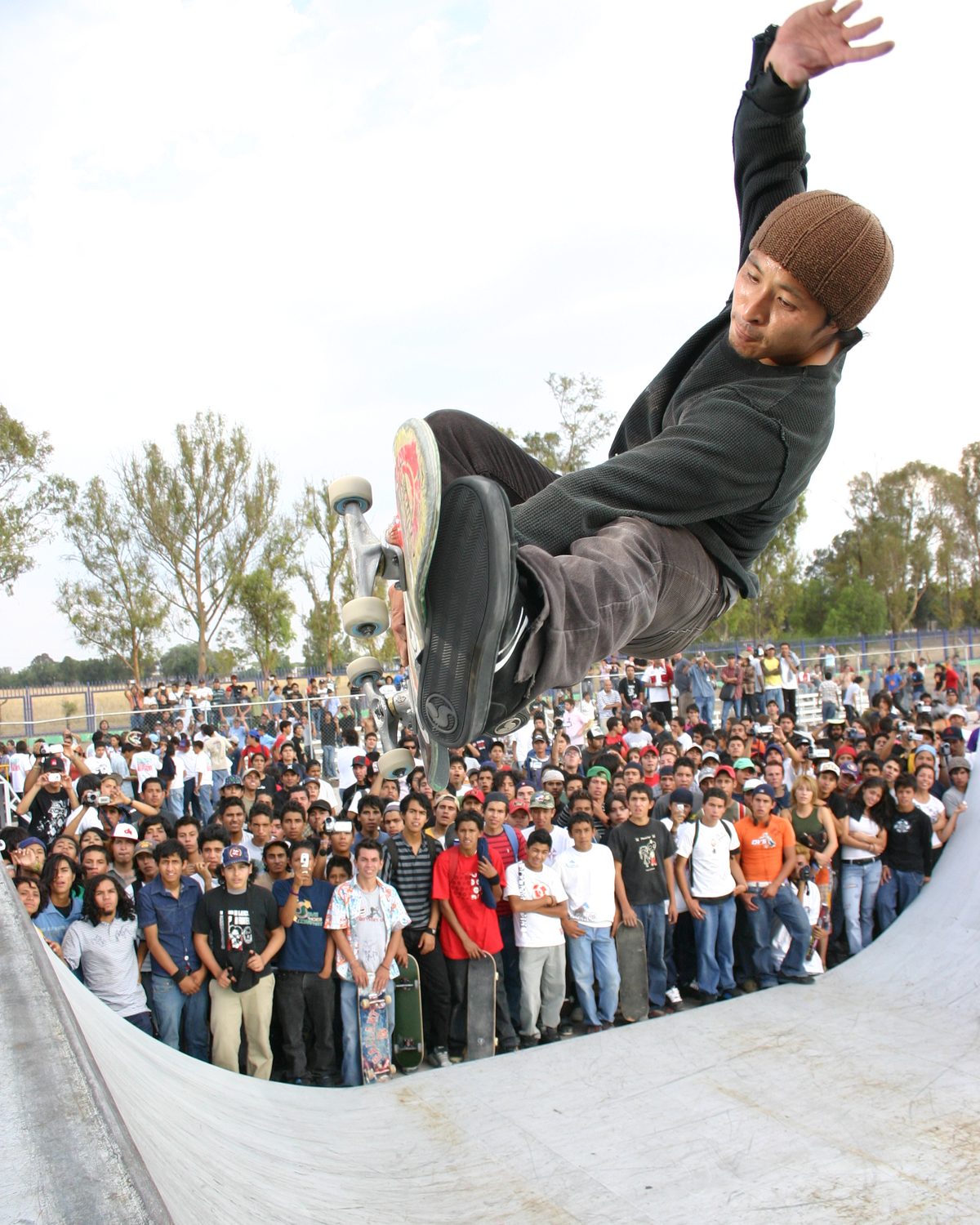 Daewon Song en frontside air au-dessus d'une foule à Guanajuato, Mexique, en mai 2006