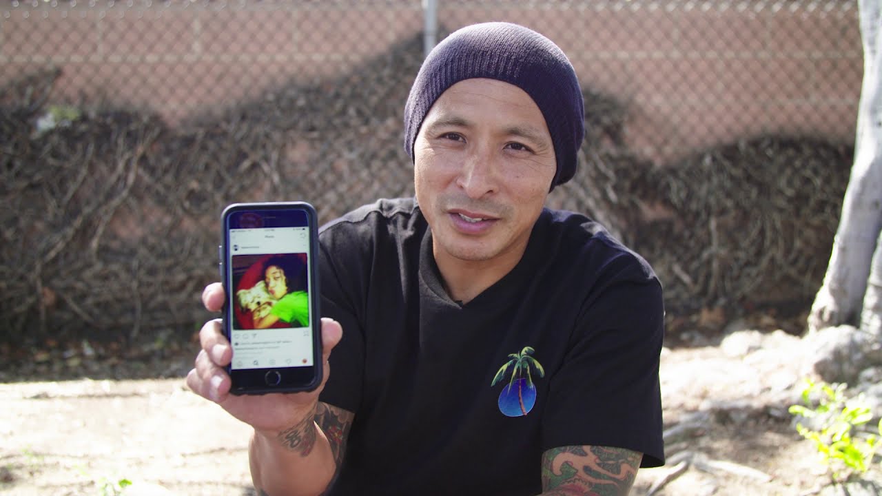 Daewon Song montre son téléphone dans le documentaire DAEWON de TransWorld Skateboarding
