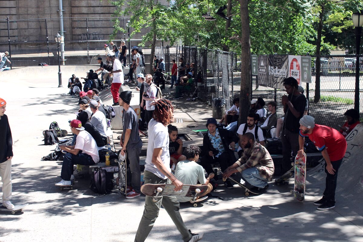 Frustration skate à New York : skateurs de rue qui regardent un contest au Harold Hunter Park, Manhattan